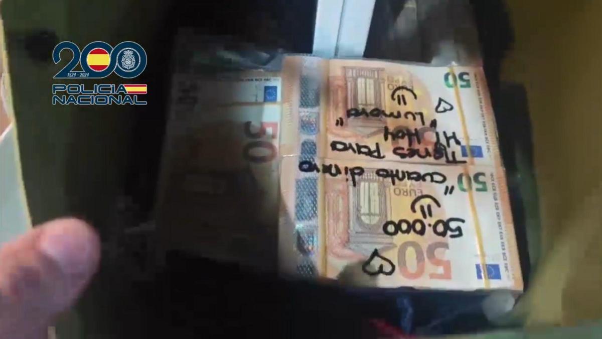 Uno de los mensajes en las bolsas transparentes con dinero en efectivo.