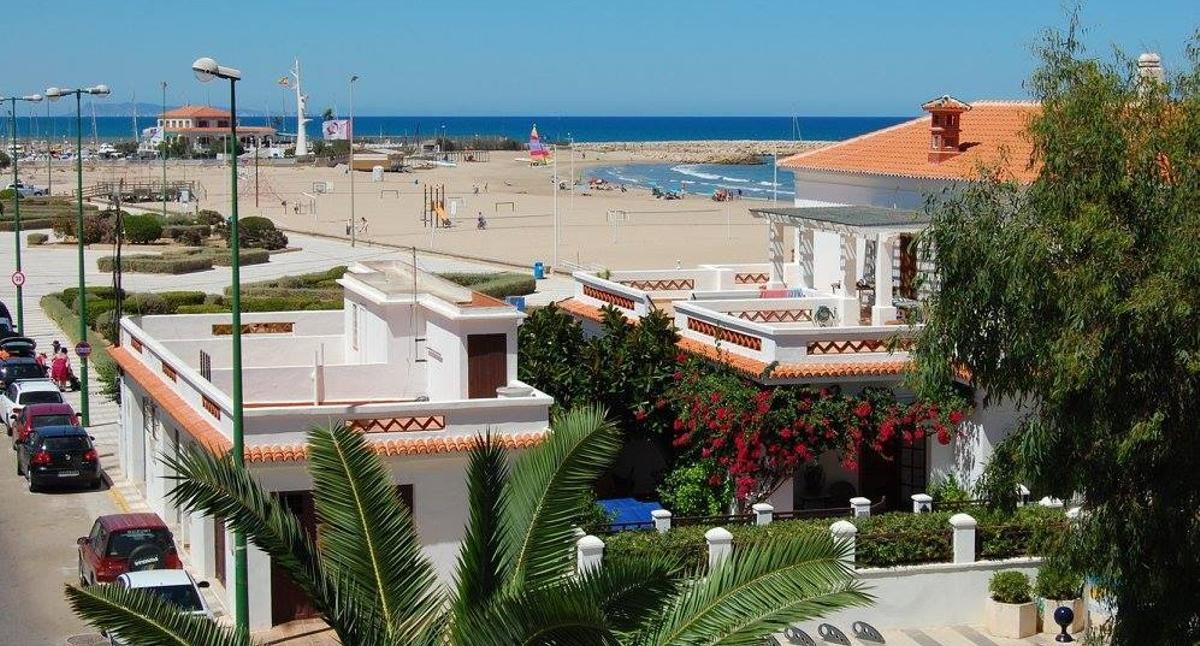 Vista del edificio, en primer término, en la playa de Pau Pi.