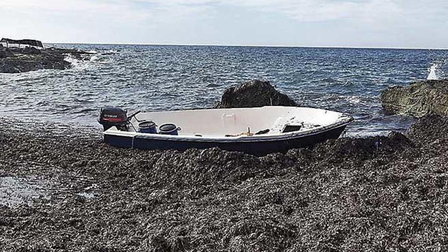 La patera que llegÃ³ ayer a Formentera y que se quedÃ³ varada sobre la posidonia.