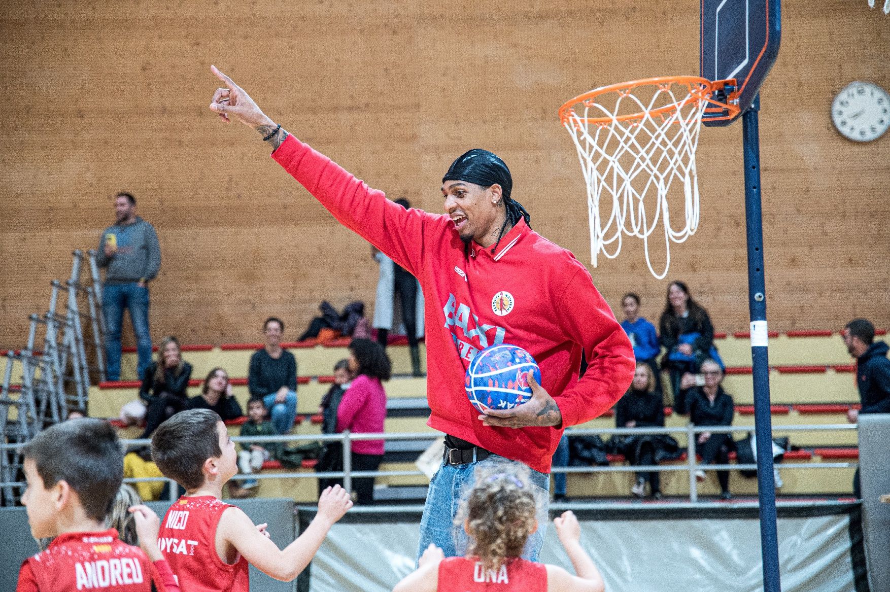 Imatges de la Festa de Nadal de la base del Bàsquet Manresa amb els jugadors del primer equip