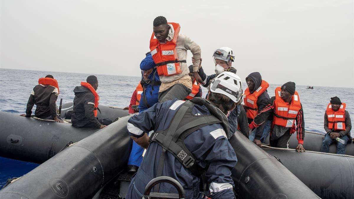 ANADE RESTRICCION  ROMA (ITALIA) 30 04 2021 - Activistas de la organizacion Sea Watch rescatan a un grupo de inmigrantes en el Mediterraneo en una imagen facilitada sin fechar  El barco Sea Watch 4 de la ONG alemana del mismo nombre ha rescatado en dos operaciones a 121 migrantes  entre los que se encuentran 14 mujeres y un bebe  informo a Efe la organizacion  EFE Sea Watch Oliver Kulikowski SOLO USO EDITORIAL SOLO DISPONIBLE PARA ILUSTRAR LA NOTICIA QUE ACOMPANA (CREDITO OBLIGATORIO)