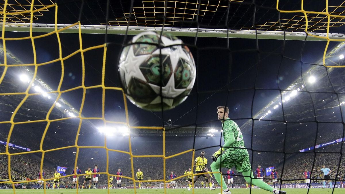 DORTMUND (Germany), 15/04/2025.- Serhou Guirassy (C-Back) of Dortmund scores the 1-0 goal from the penalty spot during the UEFA Champions League quarter-finals, 2nd leg soccer match between Borussia Dortmund and FC Barcelona, in Dortmund, Germany, 15 April 2025. (Liga de Campeones, Alemania) EFE/EPA/CHRISTOPHER NEUNDORF