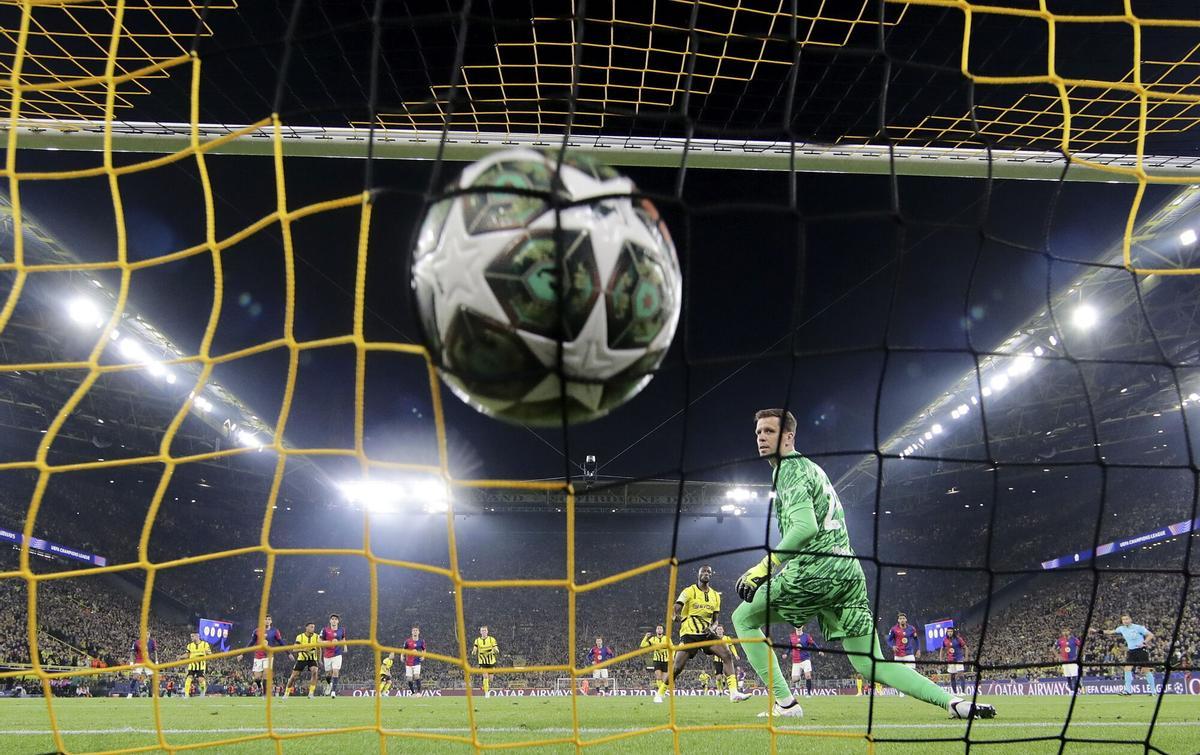 DORTMUND (Germany), 15/04/2025.- Serhou Guirassy (C-Back) of Dortmund scores the 1-0 goal from the penalty spot during the UEFA Champions League quarter-finals, 2nd leg soccer match between Borussia Dortmund and FC Barcelona, in Dortmund, Germany, 15 April 2025. (Liga de Campeones, Alemania) EFE/EPA/CHRISTOPHER NEUNDORF