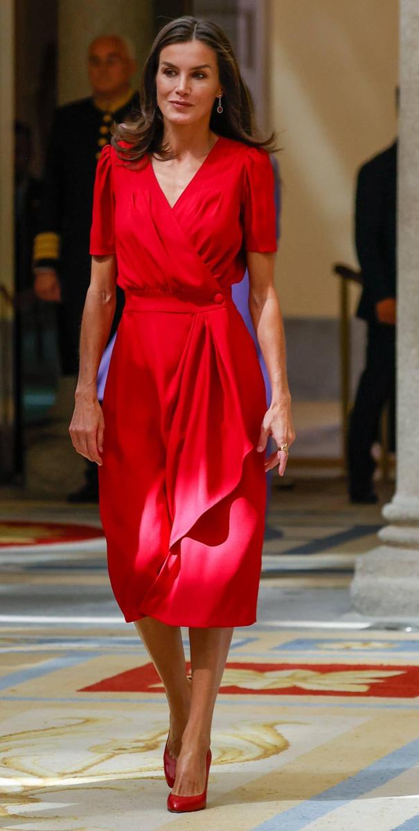 La reina Letizia con vestido rojo en los Premios Nacional del Deporte