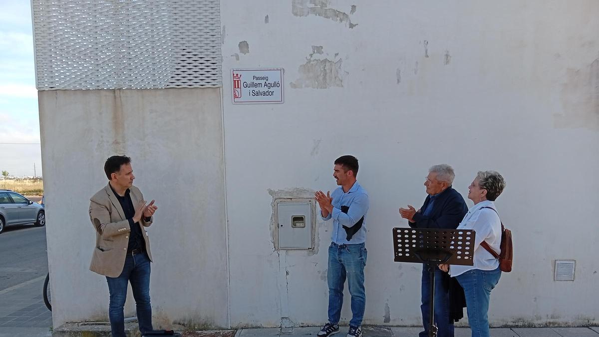 Los padres de Guillem Agulló i Salvador en la inauguración del paseo que lleva su nombre en Foios.