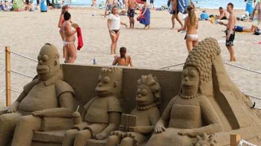 Familia de Los Simpson esculpida de arena.