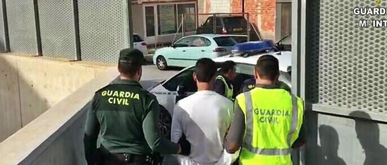 La Guardia Civil detiene al presunto autor de un delito de robo con fuerza en Torrevieja.