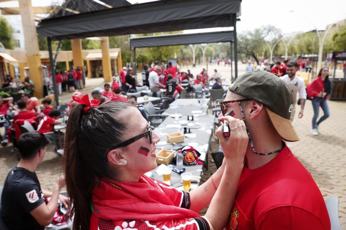 Los aficionados del Mallorca toman Sevilla antes de la final de la Copa del Rey