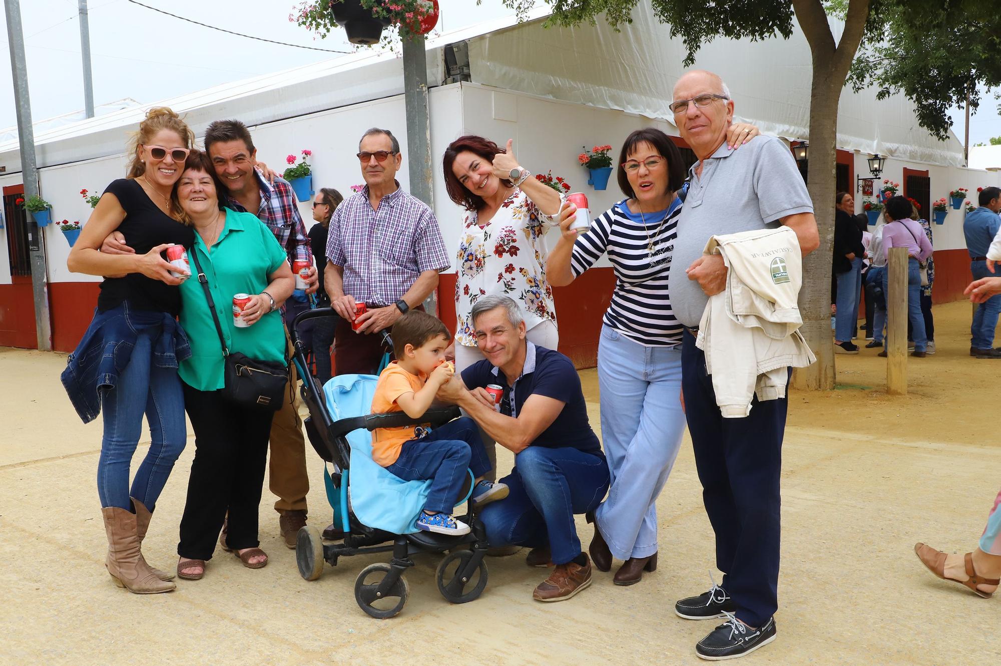 Amigos y familiares en El Arenal el domingo de Feria