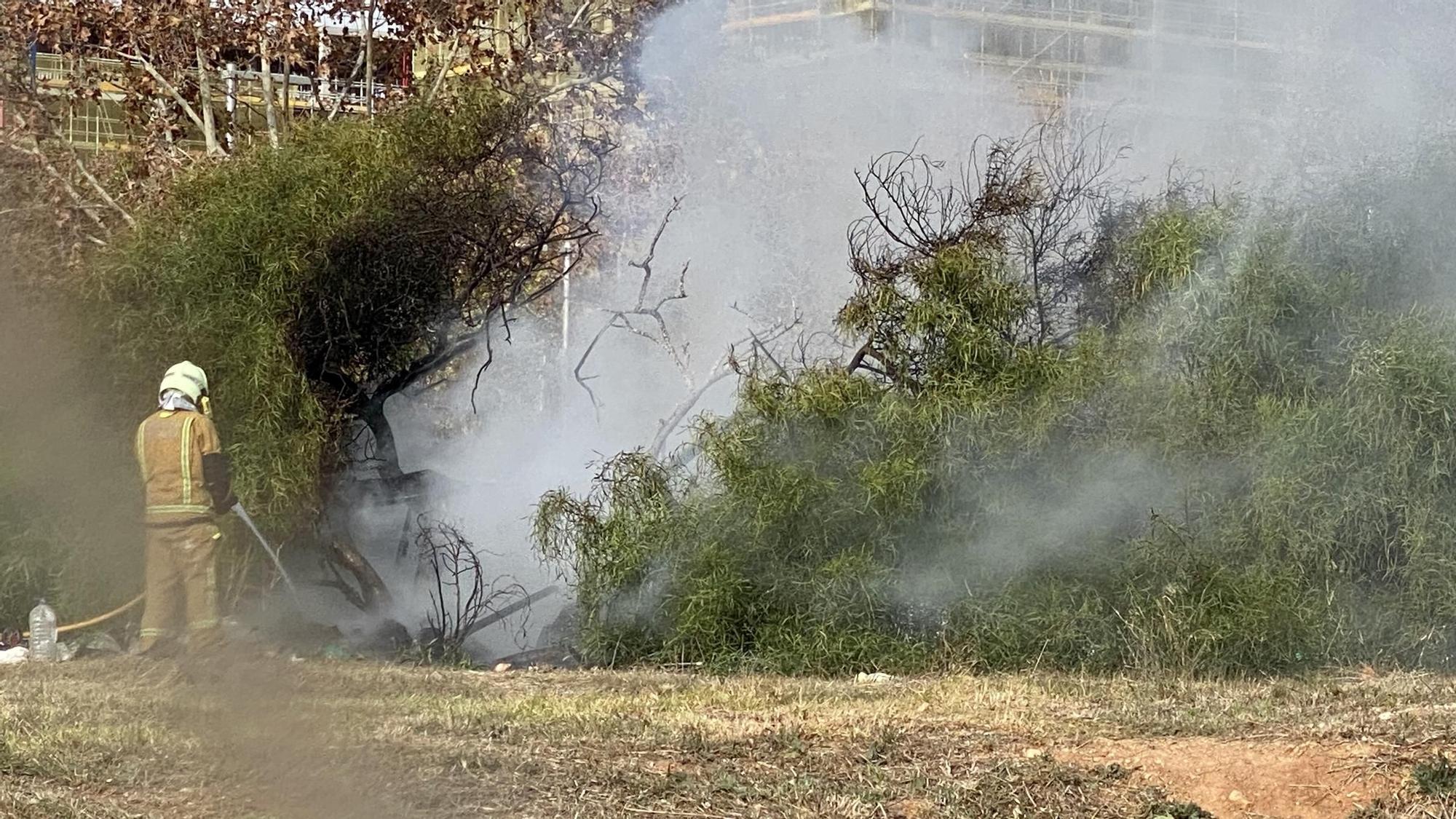 Incendios en Palma: Las fotos del fuego que ha calcinado una chabola en Palma, en el barrio de Nou Llevant