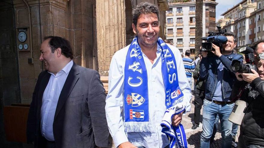 Arturo Elías, con una bufanda azul y Jorge Menéndez Vallina detrás, a su llegada al hotel de la Reconquista en 2015 antes del play-off ante el Cádiz.