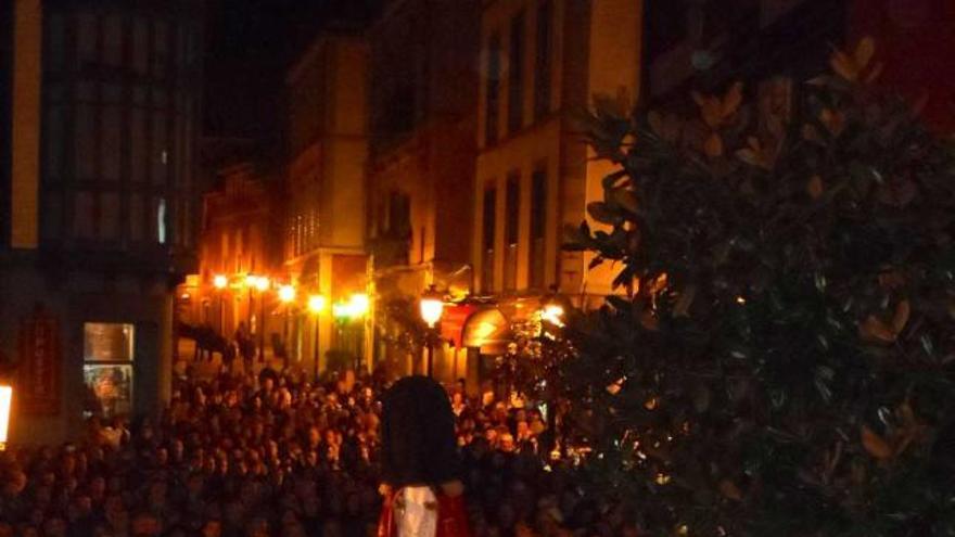 María Teresa Álvarez porta la cruz durante el vía crucis del pasado viernes en Candás.