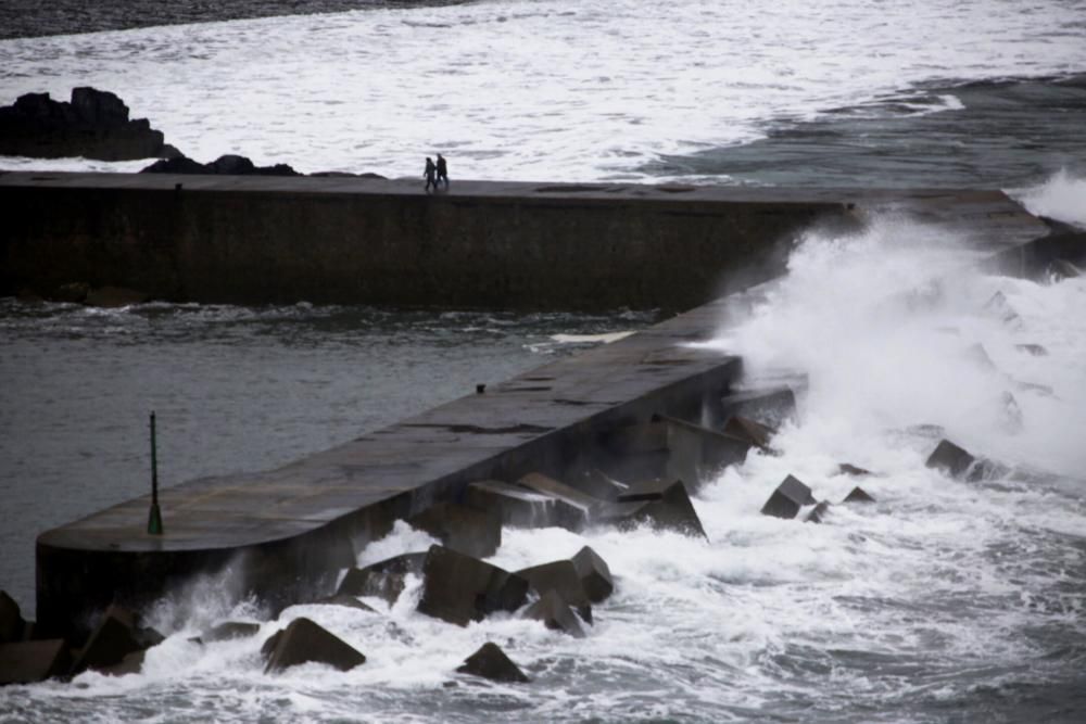 Oleaje en la costa de Luarca.