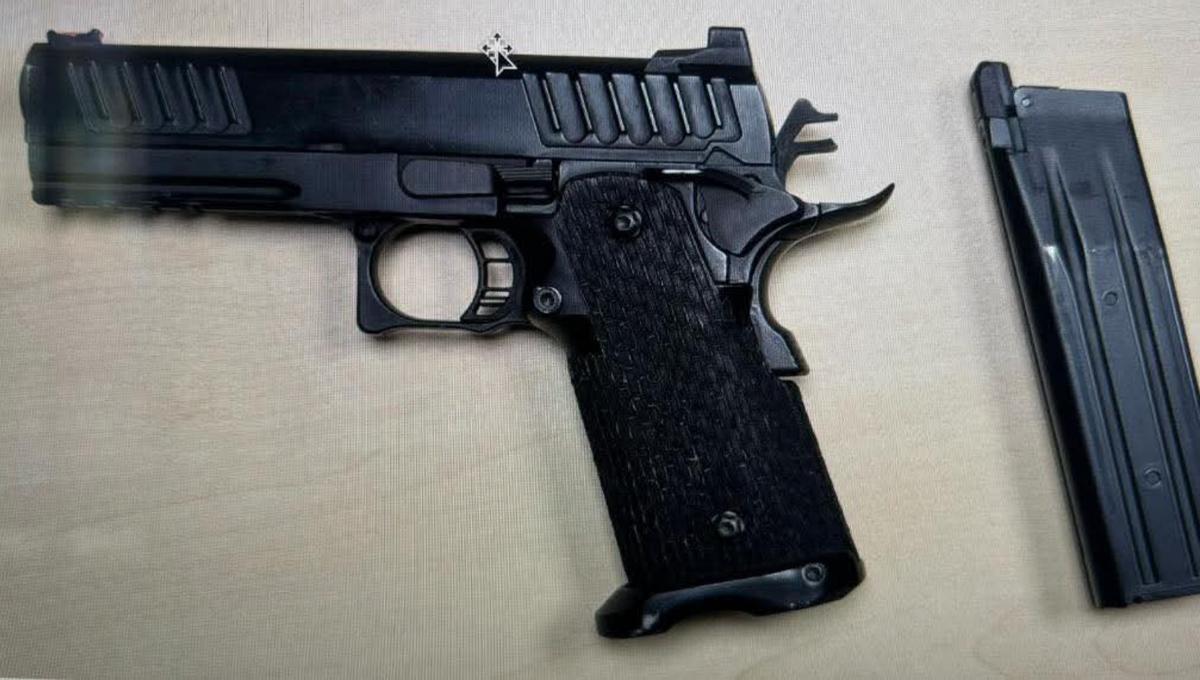 Los efectivos policiales procedieron a la inmediata confiscación del arma.