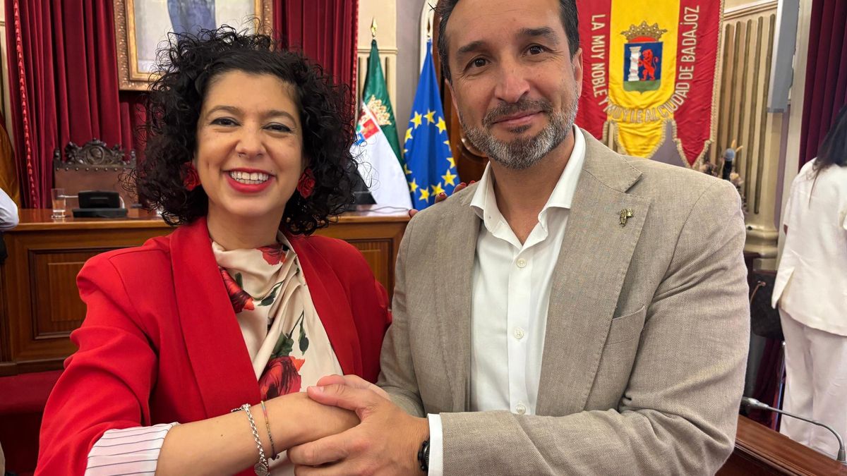 Silvia González y Ricardo Cabezas tras el pleno del mes de mayo de Badajoz.