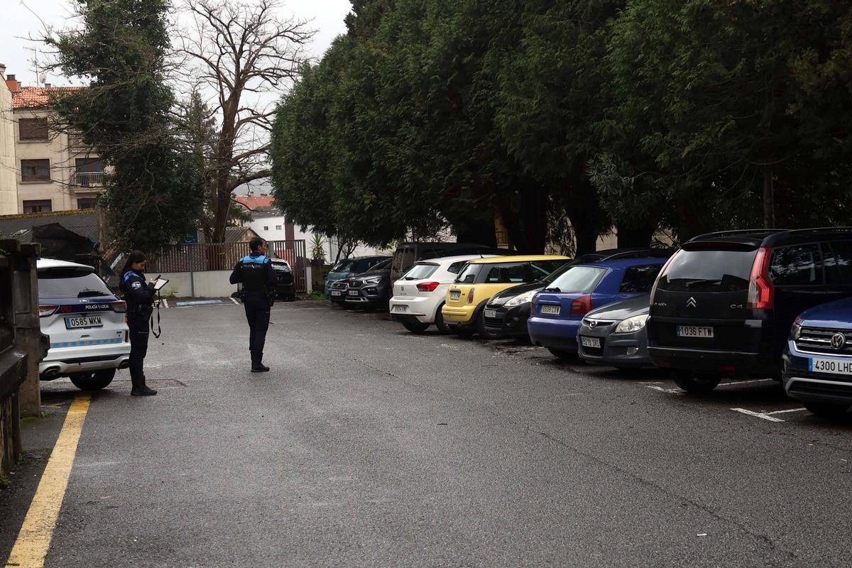 La policía interviniendo en el entorno del Anexo A Lomba, ayer.