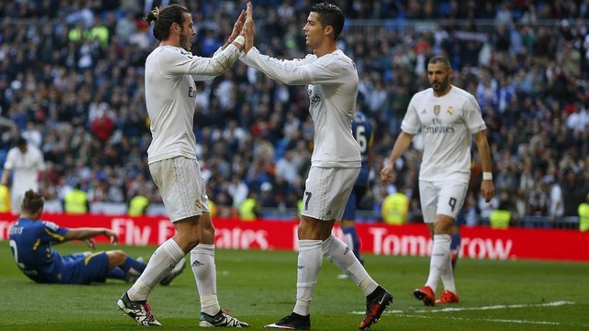 Bale y Cristiano Ronaldo se felicitan tras el gol del galés ante el Getafe, con Benzema al fondo, el sábado