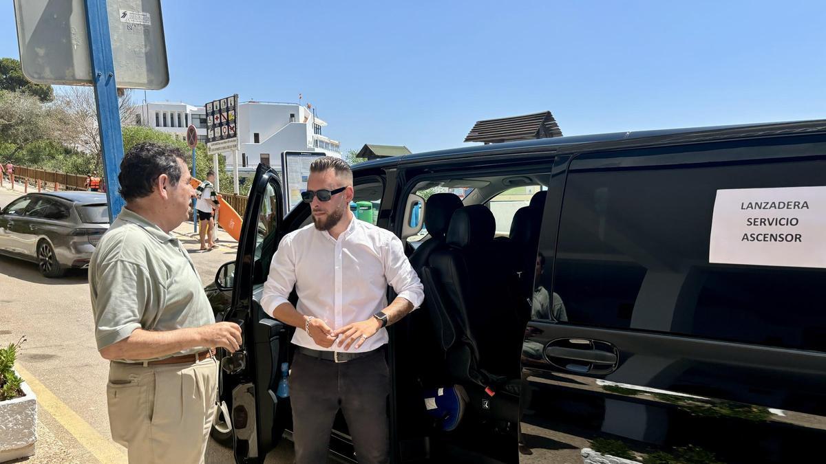 Mestre anunciando en 2024 el servicio provisional de lanzadera