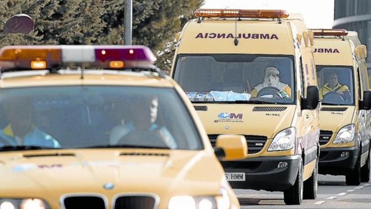 El convoy sanitario que trasladó a la doctora española al Hospital Carlos III de Madrid, ayer.