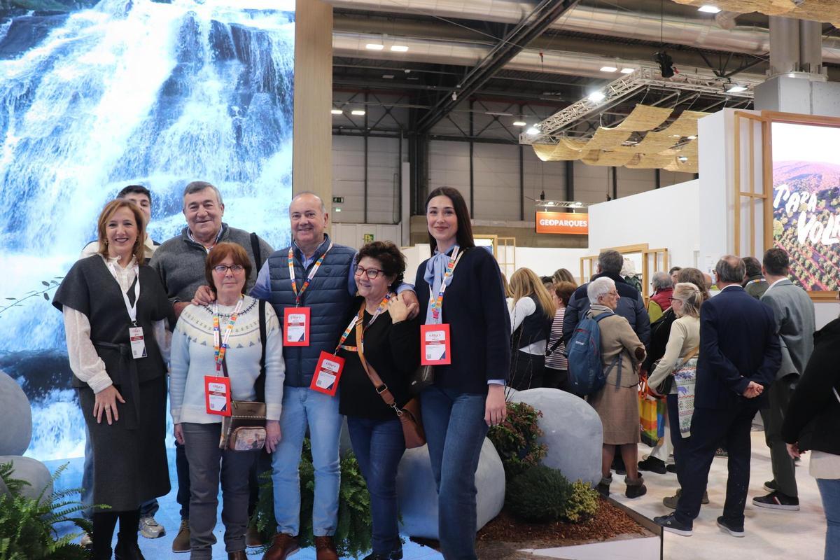 Elísabeth Martín, alcaldesa de Garrovillas, junto a concejales y vecinos del municipio, en Fitur.