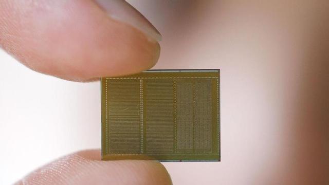 Un xip de memòria HBM4E de 12 capes de SK Hynix Inc. exposat a la seu de l’empresa a Seongnam, Corea del Sud.