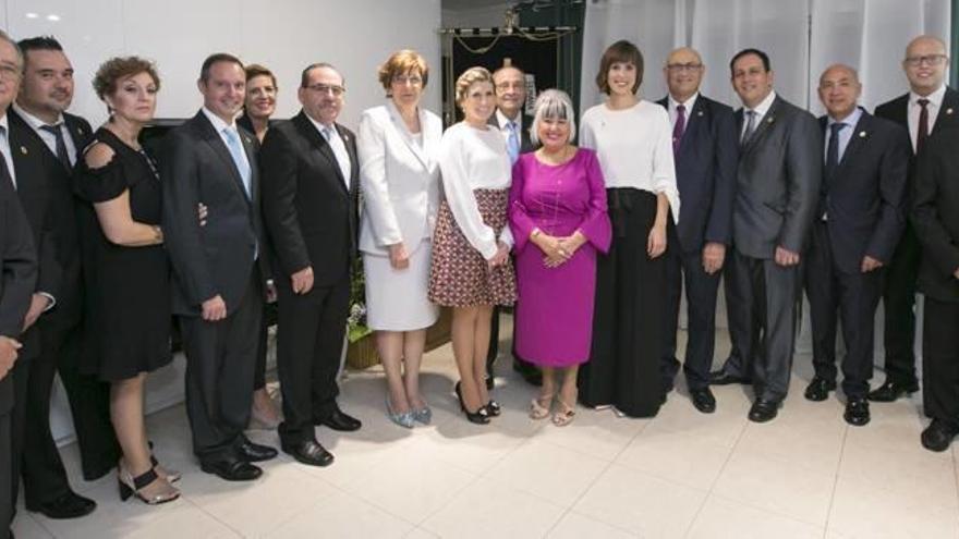 Las autoridades y Junta de la Semana Santa, con Paqui García, en el centro de la imagen.