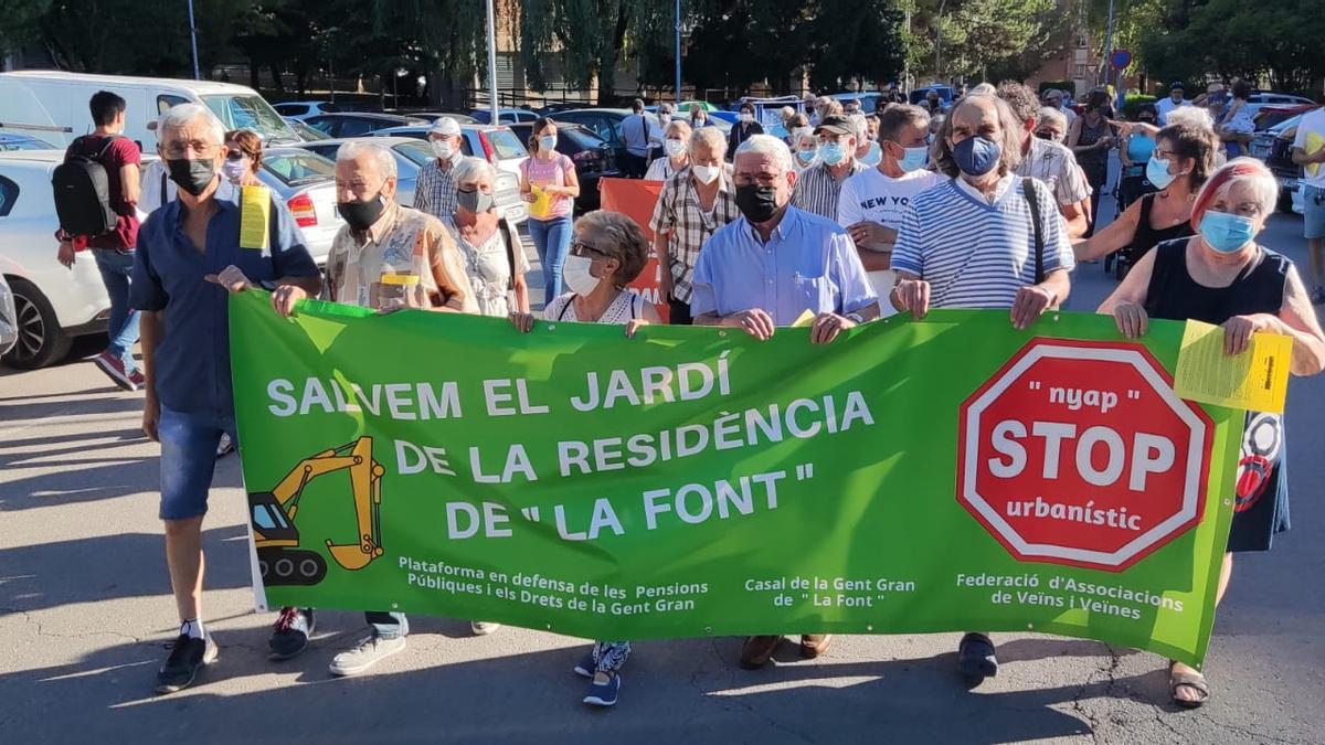 Protesta al carrer contra l'afectació urbanística a la residència de la Font