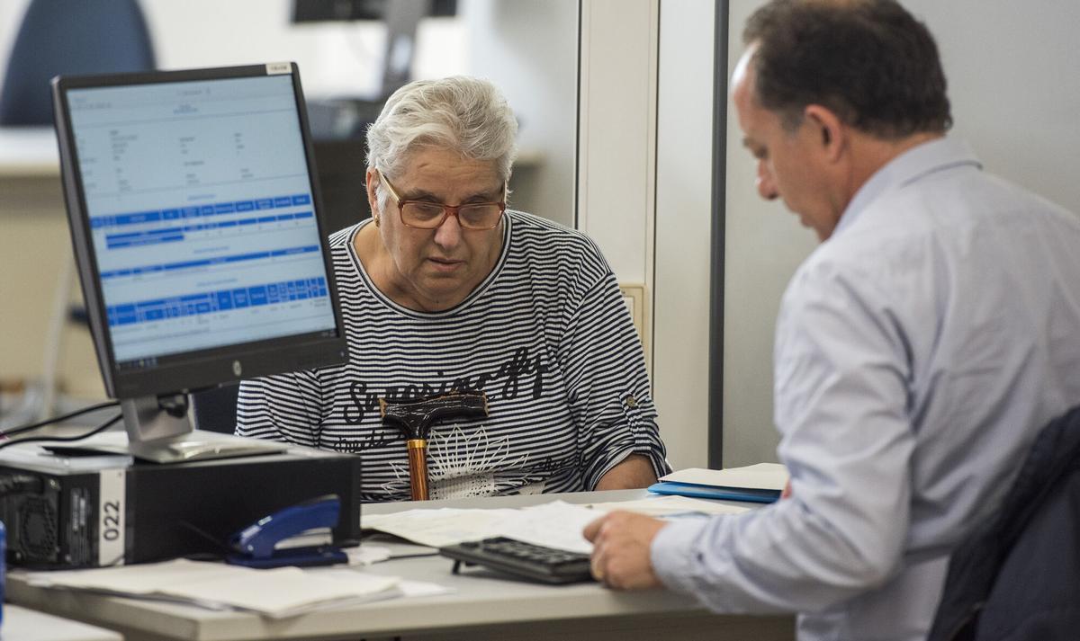 Imagen de una pensionista realizando la declaración de la renta, algo que podría cambiar a partir de este año si cumple ciertos requisitos