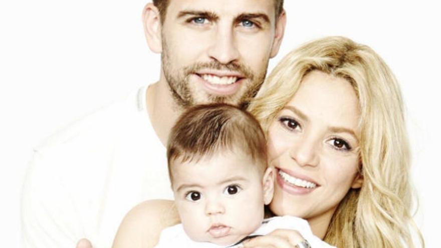 Shakira y Piqué posan con el pequeño Milan.