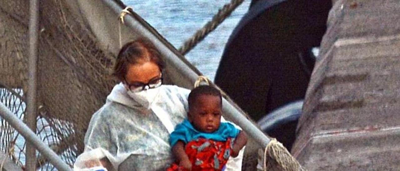 El buque ’Río Segura’ llega a los Cristianos tras el rescate de 41 migrantes. | |
