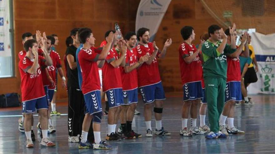 Los jugadores del conjunto coruñés saludan al público al final del encuentro del domingo. / 13fotos