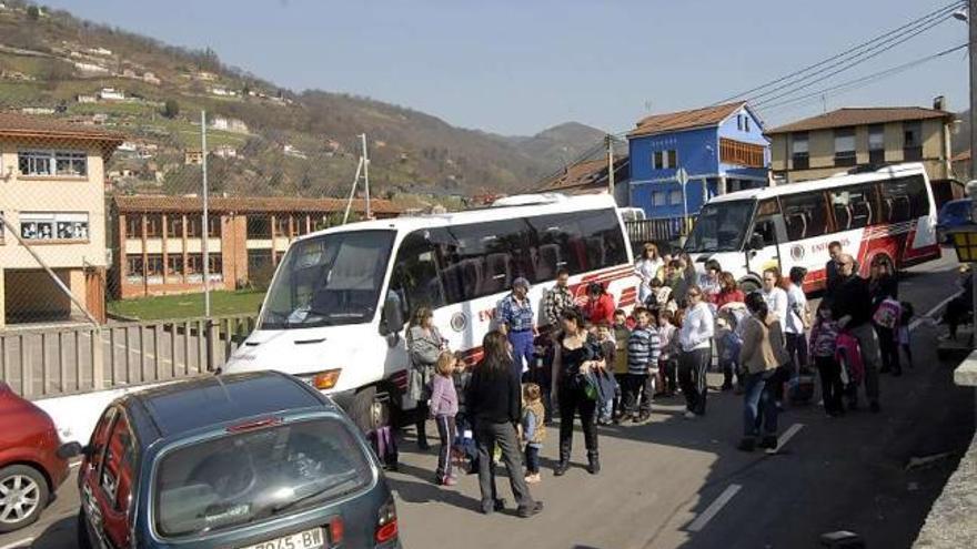 Vehículos, cortando el paso a los autobuses escolares durante la protesta de los padres de Villapendi.