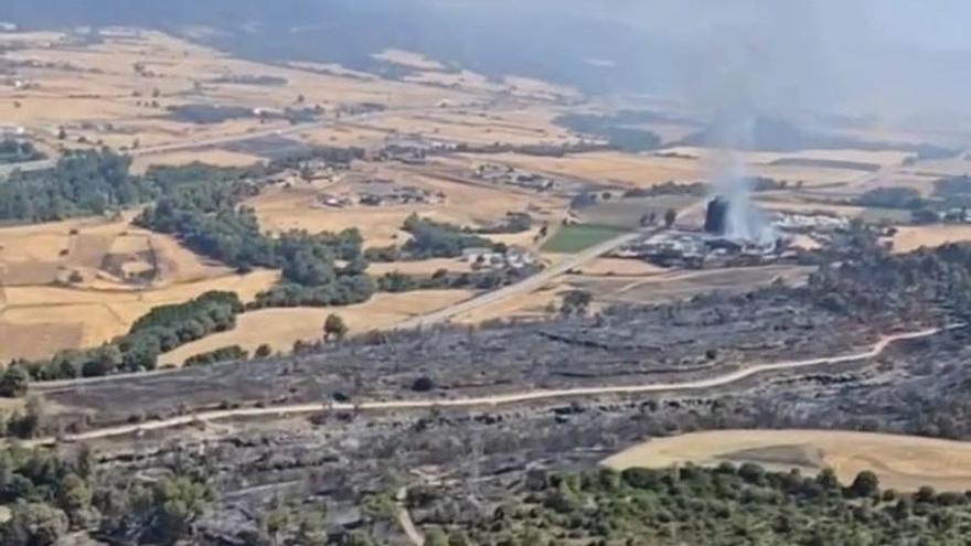 Imatge aèria d'aquest migdia de l'estat de l'incendi de Navarcles