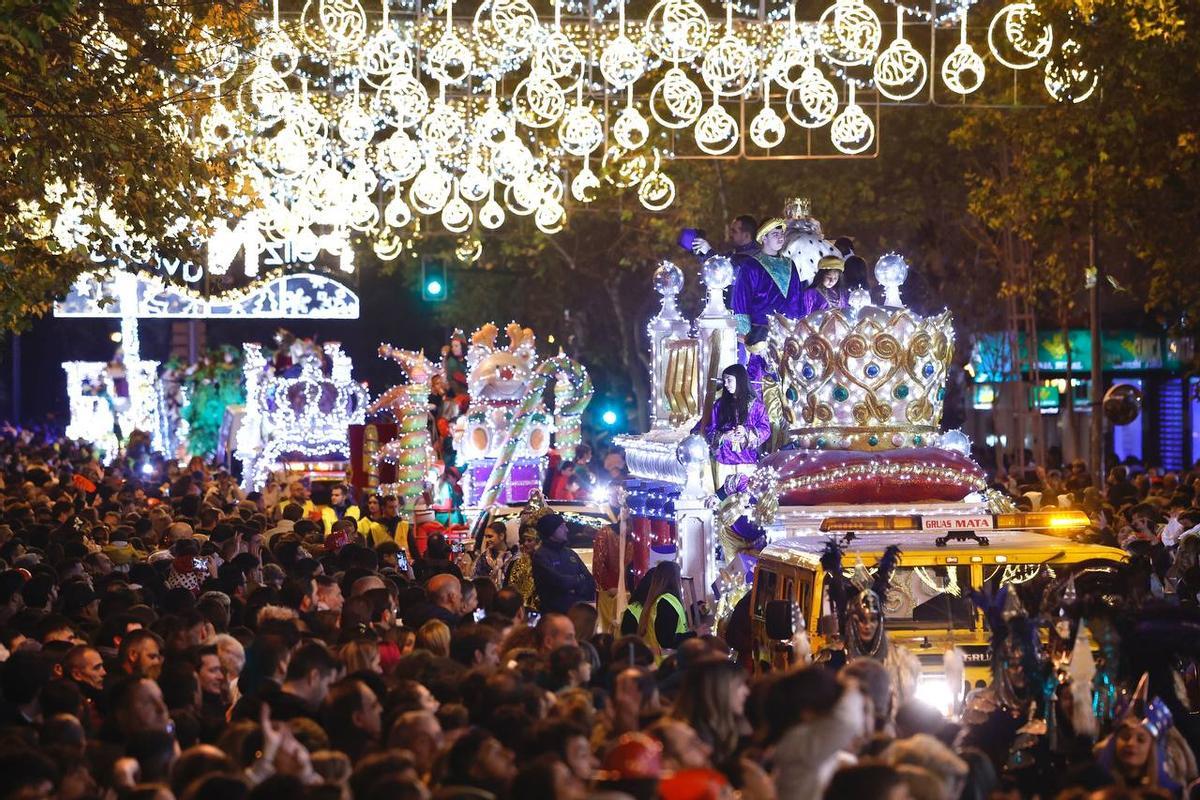 Recta final del recorrido de la Cabalgata por las calles de Córdoba.