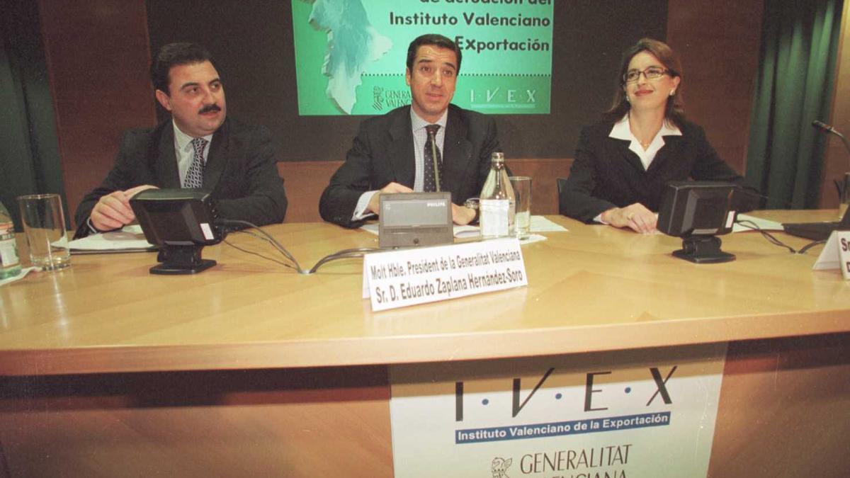 Fernando Castelló (conseller de Industria 1999-2003) y Eduardo Zaplana (presidente de la Generalitat 1995-2002), ambos investigados en Erial, junto a la directora del IVEX, Carmen de Miguel, en 2000.
