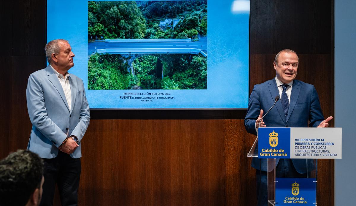 José Agustín Arencibia y Augusto Hidalgo (derecha), este martes durante la presenación del proyecto de Miraflor en Teror.