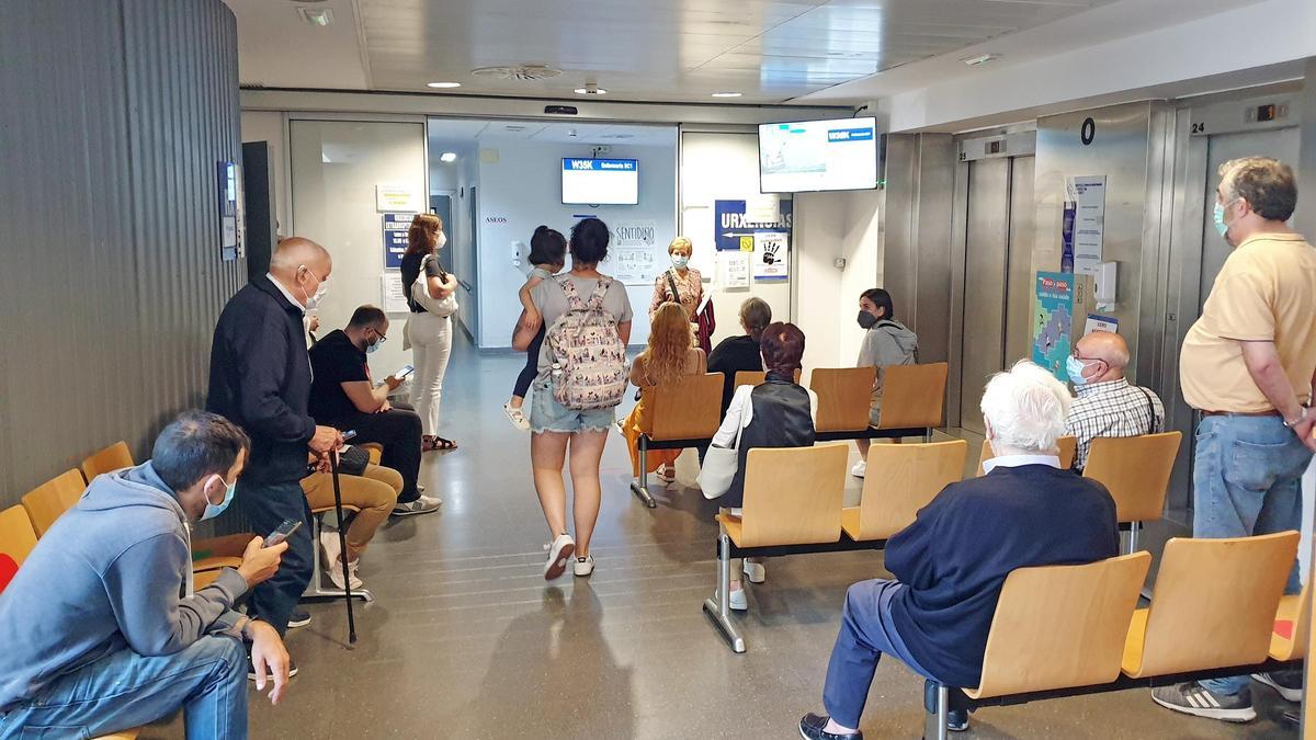 Pacientes en la sala de espera de un centro sanitario.