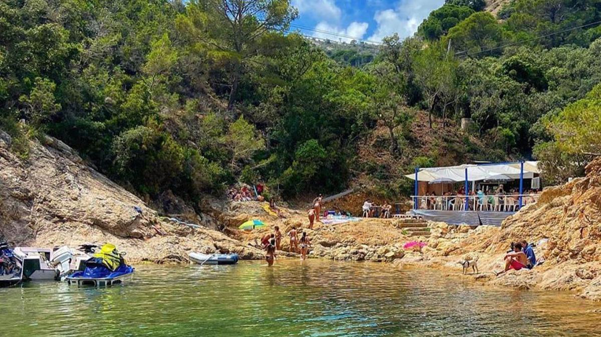 La paradisiaca Cala Bona, en Tossa de Mar. 