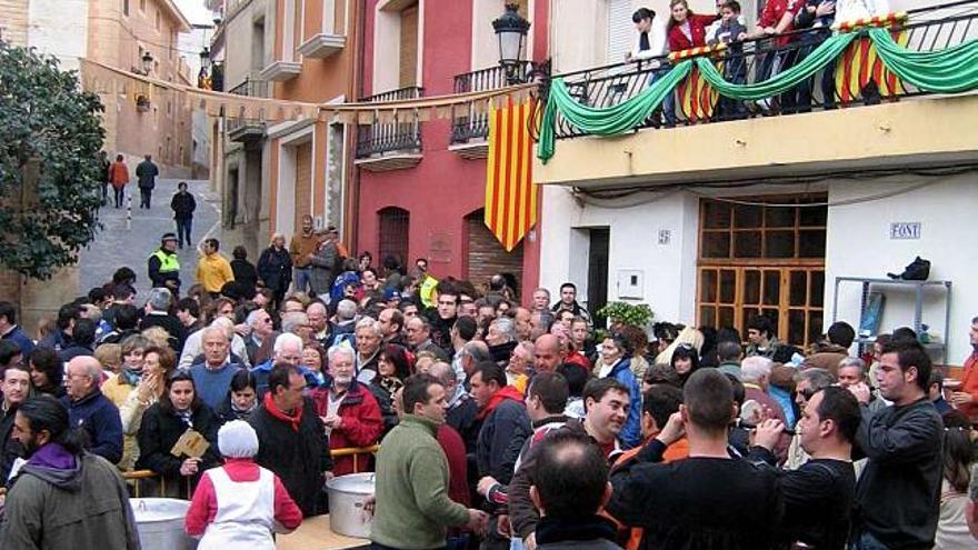 Miles de personas han subido a lo largo del fin de semana a Relleu para celebrar San Antonio y la tradicional matanza, que tuvo su día grande el sábado cuando se elaboraron los embutidos