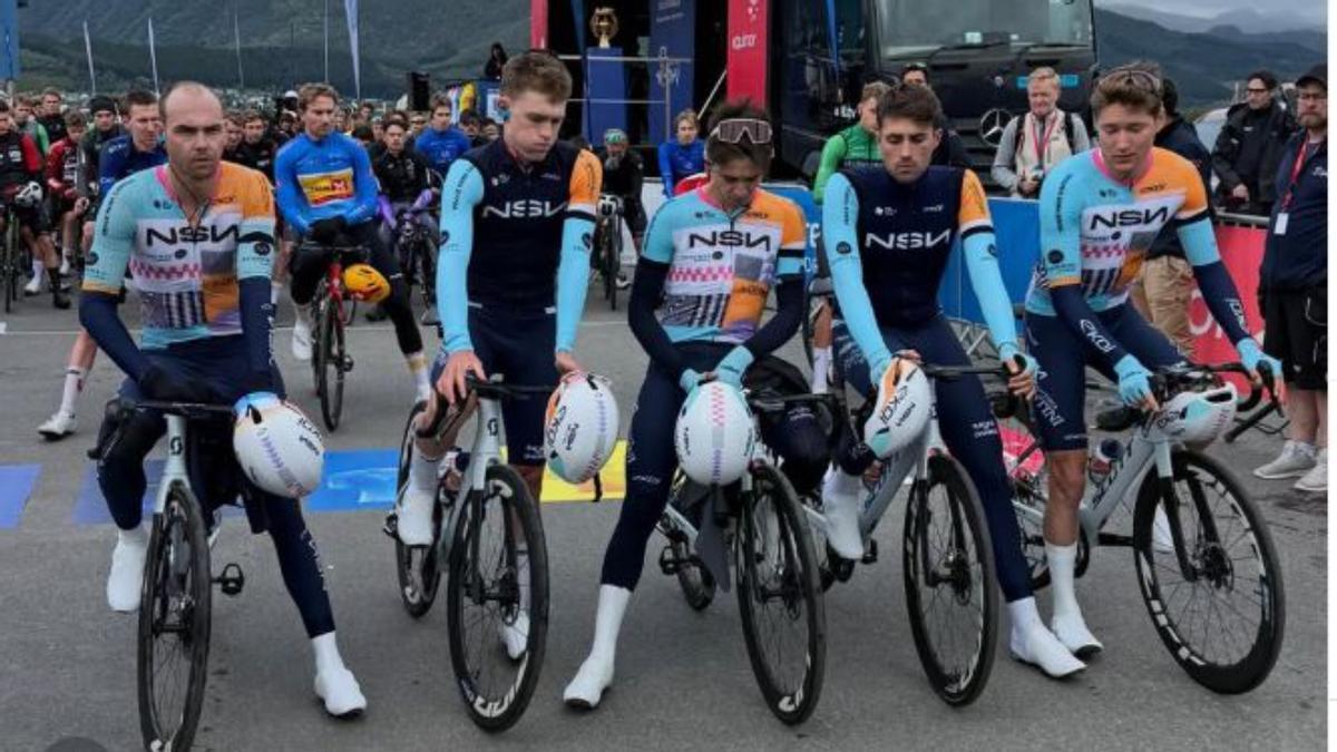Los componentes del NSN Cycling Team durante el minuto de silencio