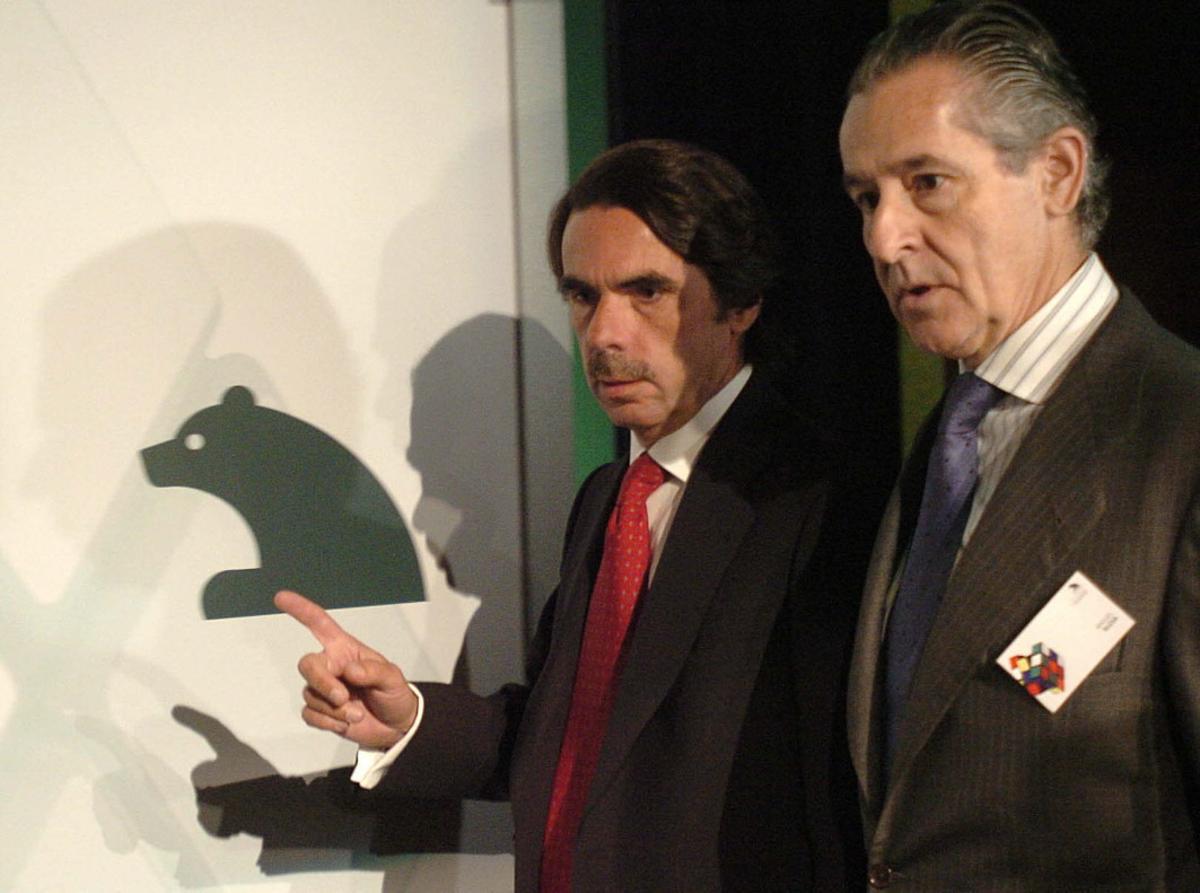 MD01 Madrid, 14.06.06.- El ex presidente del Gobierno José María Aznar (izq) acompañado del presidente de Caja Madrid, Miguel Blesa, momentos antes de pronunciar la conferencia de apertura de la jornada La situación mundial. El nuevo entorno geopolítico, en el VI Encuentro Financiero Internacional organizado por caja de ahorro, hoy en Madrid. EFE/Juan M. Espinosa