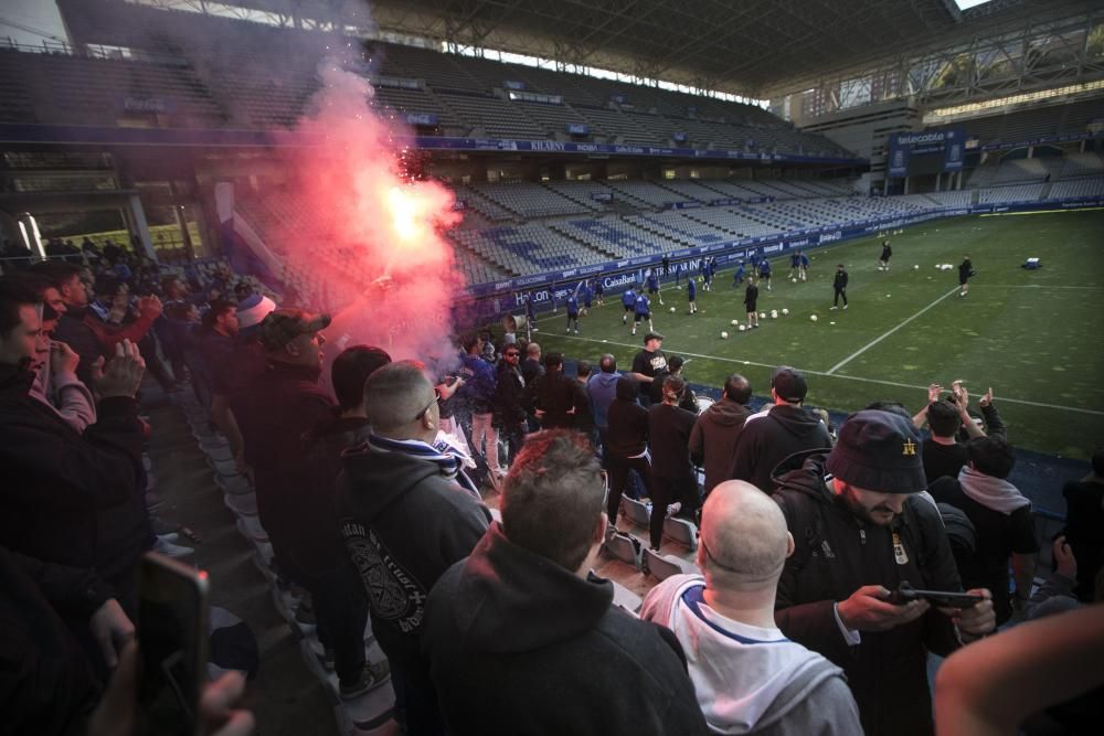 Los oviedistas apoyana a su equipo antes del derbi