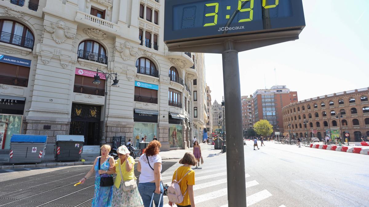 Un termómetro, rozando los 40 grados, en el centro de València este miércoles.