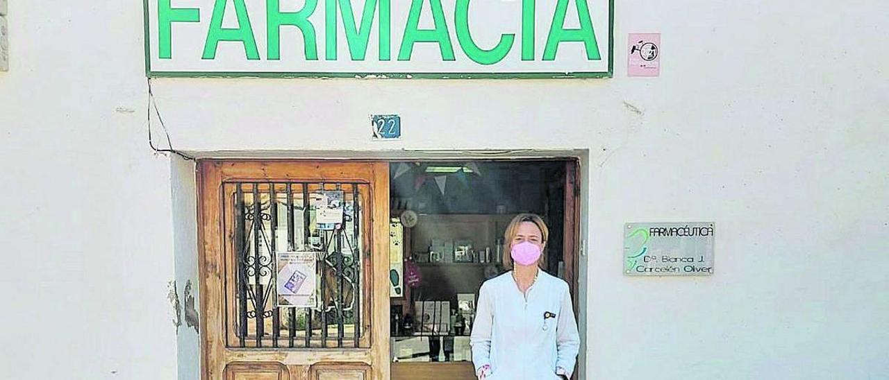 Blanca Carcelén, en la puerta de su farmacia, ubicada en Benafigos, una de las pequeñas poblaciones de Castellón.