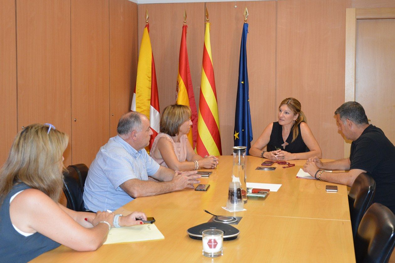 La alcaldesa, Ana María Martínez, en la reunión con los responsables de Correos.