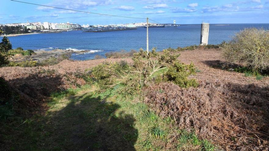 Terrenos que el Concello expropiará para convertir en mirador.