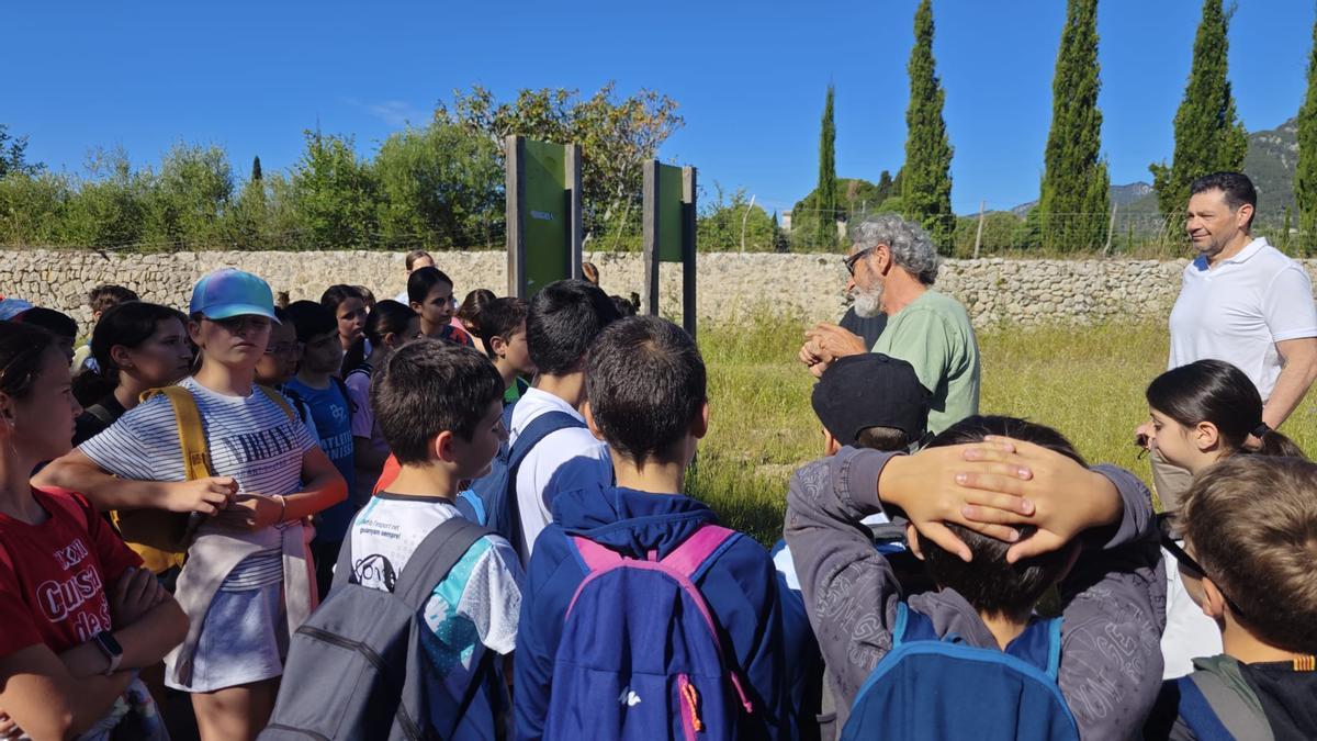 Bernat Fiol de Gadma explica la jornada al alumnado de quinto de primaria de Binissalem.