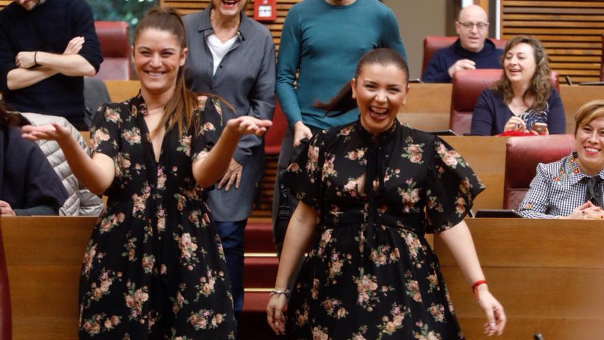 Mireia Molla y Mari Carmen Sánchez posan con el mismo vestido en Las Cortes