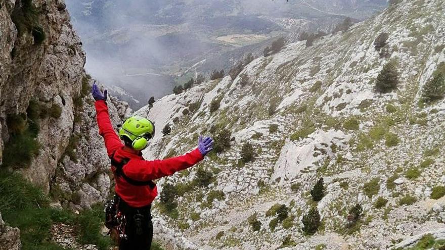 Bombers treballant en un rescat al Pedraforca