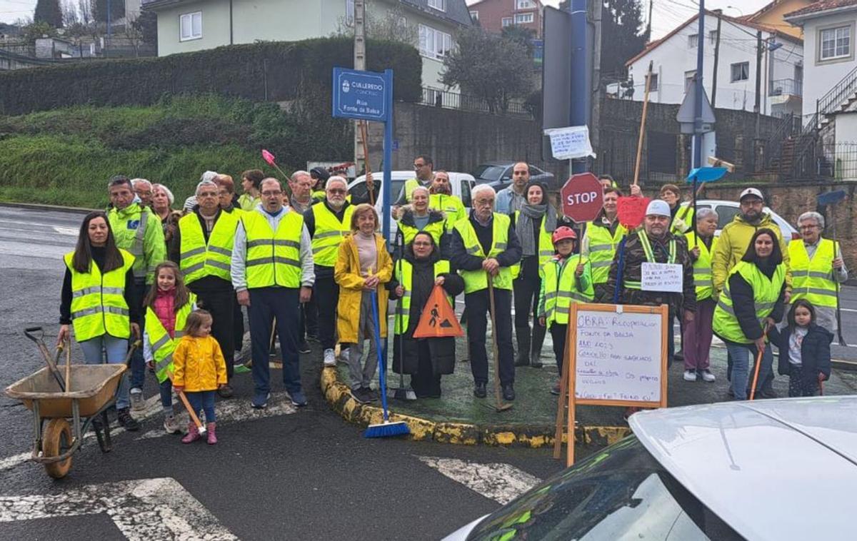 Vecinos denuncian con una comparsa cuatro años de retraso en regenerar Fonte da Balsa